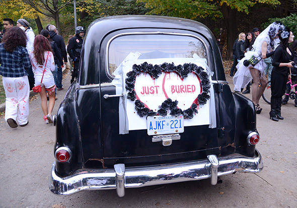 funny wedding photos - just buried